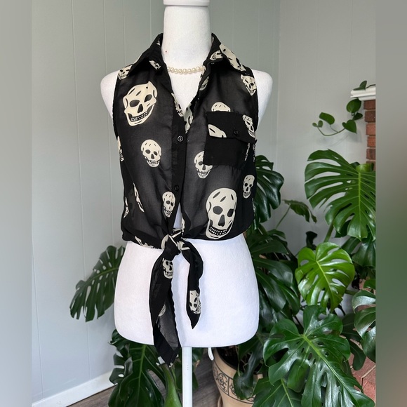 🛍️ Glam Dollz Black with white 💀 skulls button down shirt & ties bottom - Picture 1 of 7